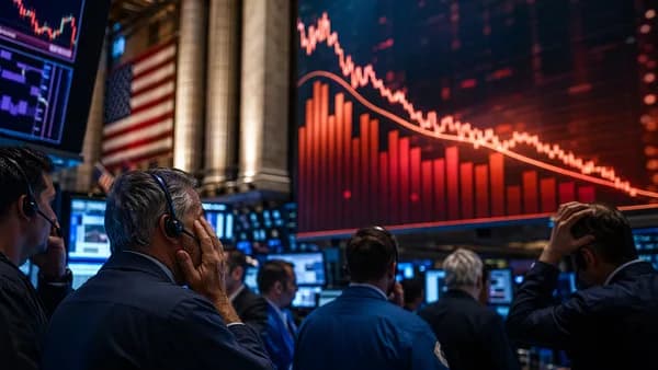 Trading floor with falling market data visuals suggesting weak U.S. jobs growth and Fed uncertainty
