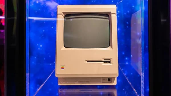 Retro Apple Macintosh against a starry backdrop in a Hawthorn display.