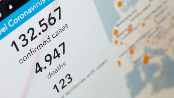 Screen displaying COVID-19 cases and deaths statistics with map.
