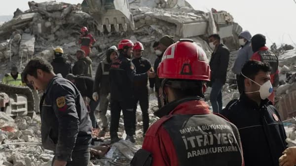 Emergency responders in Türkiye managing earthquake disaster scene.